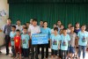 Bộ trưởng Nguyễn Thị Kim Tiến thăm và tặng quà cho Làng trẻ mồ côi Hà Tĩnh.