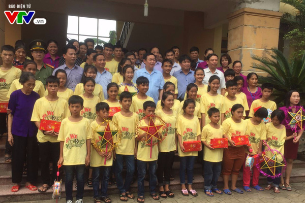 Phó Thủ tướng Vương Đình Huệ trao quà cho làng trẻ em SOS Hà Tĩnh