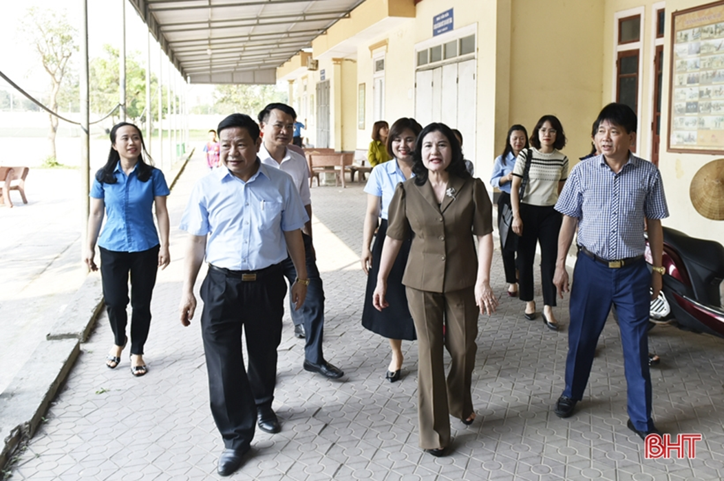 Thứ trưởng Bộ LĐ-TB&XH Nguyễn Thị Hà và đoàn công tác tham quan cơ sở vật chất tại Làng Trẻ em mồ côi Hà Tĩnh