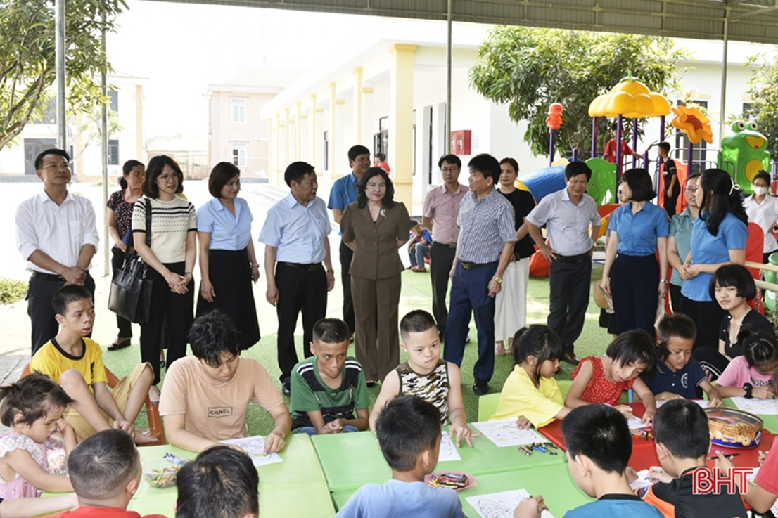 Trẻ em tham gia lớp phục hồi chức năng tại Làng Trẻ em mồ côi Hà Tĩnh