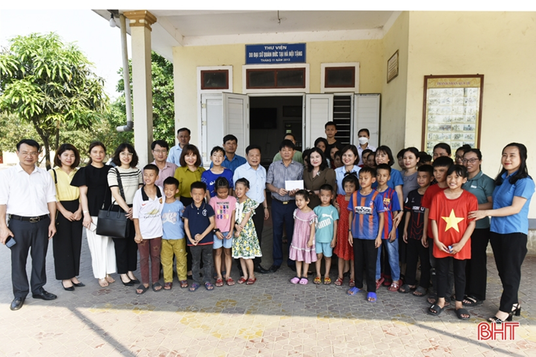Thứ trưởng Bộ LĐ-TB&XH Nguyễn Thị Hà tặng quà cho Làng Trẻ em mồ côi Hà Tĩnh