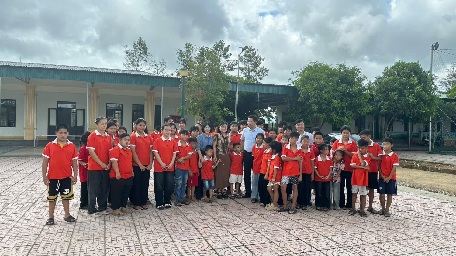 Thiếu tướng Nguyễn Hồng Phong tặng quà cho các em nhỏ tại làng