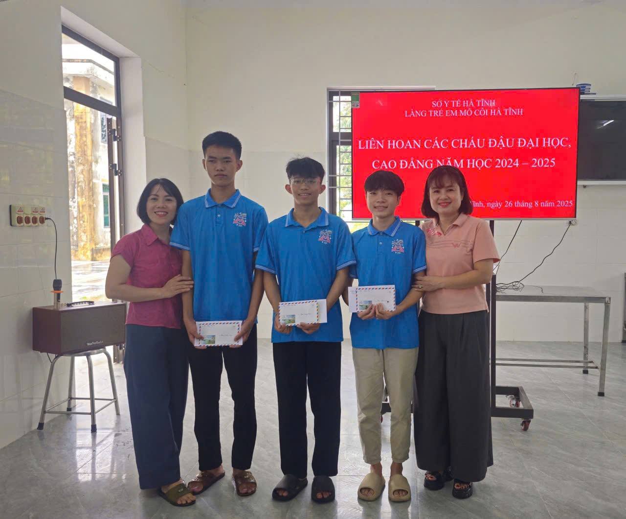 Vinh danh Tân sinh viên của Làng