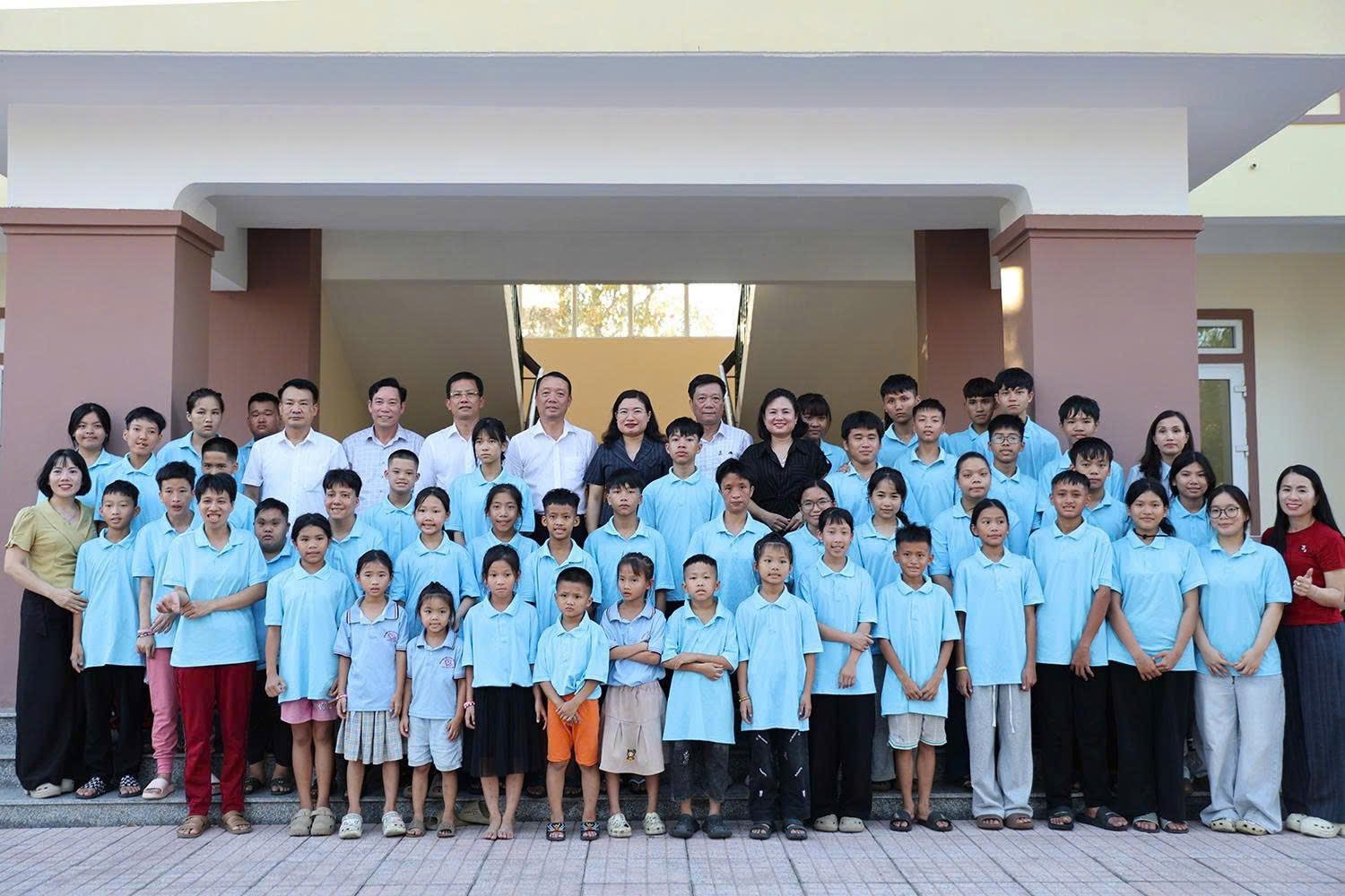 Bác Phan Thiên Định – Phó Bí thư Tỉnh uỷ, Chủ tịch UBND tỉnh cùng đoàn công tác của tỉnh đến thăm, động viên và trao quà cho các cháu tại Làng
