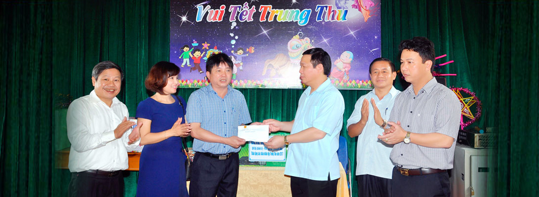 Phó thủ tướng Vương Đình Huệ, thăm và tặng quà cho các cháu làng trẻ em mồ côi SOS Hà Tĩnh